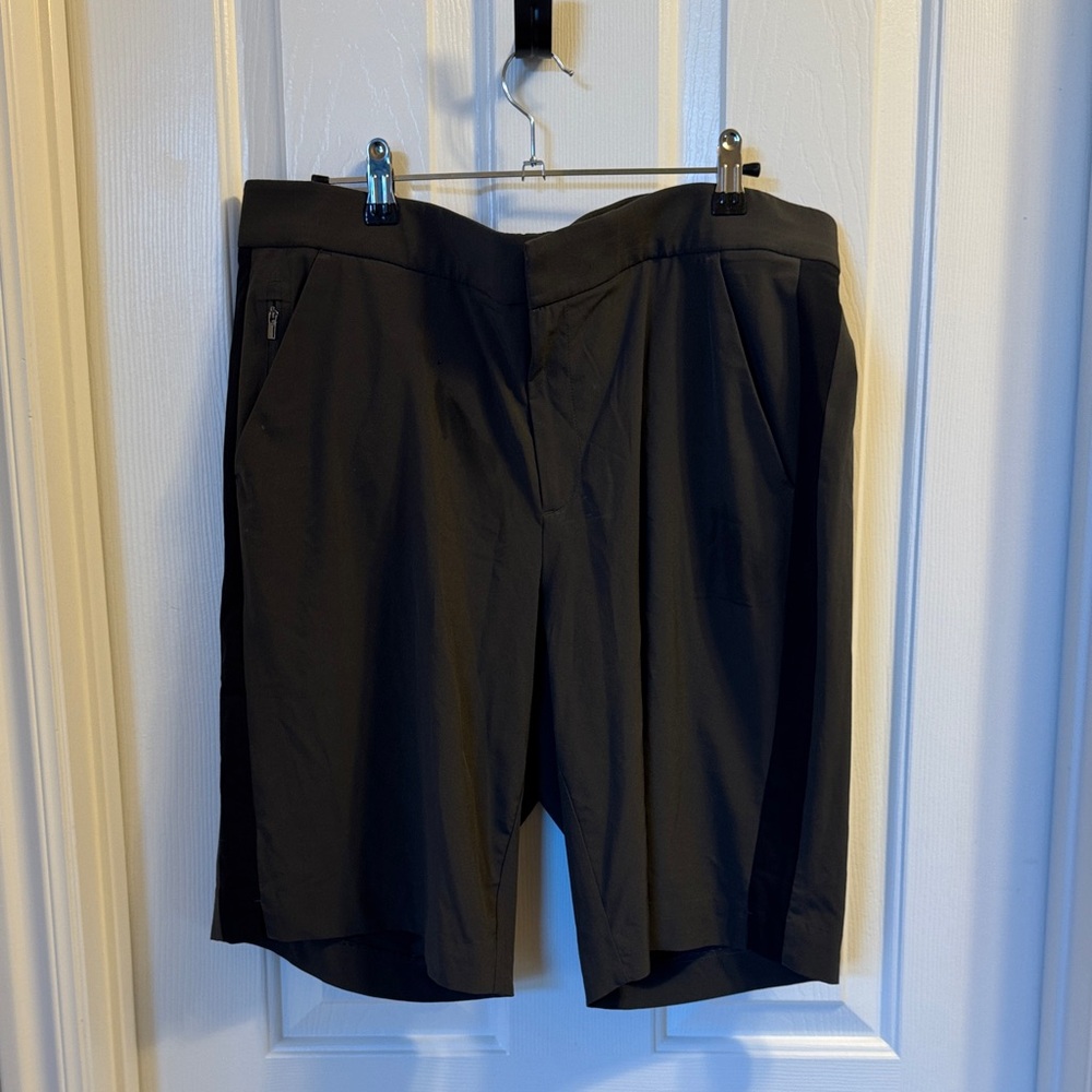 Athleta women’s forest green Flat Front Shorts